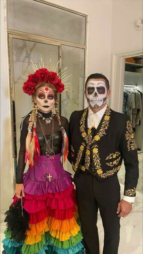 Kelly Ripa And Mark Consuelos In Day Of The Dead-Inspired Costumes Dia De Los Muertos Outfit For Women, Mexico Costume, Day Of Dead Costume, Coco Costume, Africa Party, Day Of The Dead Party, Mark Consuelos, Best Celebrity Halloween Costumes, Couple Costume