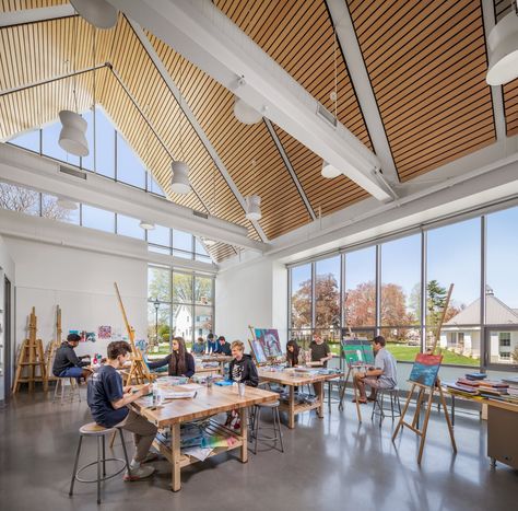 The north-facing, light-filled painting studio looks out on the Arts Terrace and the dining hall. Durable finishes and flexible furnishings allow the studio to be easily rearranged as project needs change. Studio walls serve as temporary gallery spaces, where advanced art students display their evolving work in salon-style pinups. Photo credit: Jonathan Hillyer Library Architecture, Galleries Architecture, Art Studio Space, Modern Classroom, Art Studio Room, Art Studio Design, Art Gallery Interior, Glazed Walls, Visual And Performing Arts