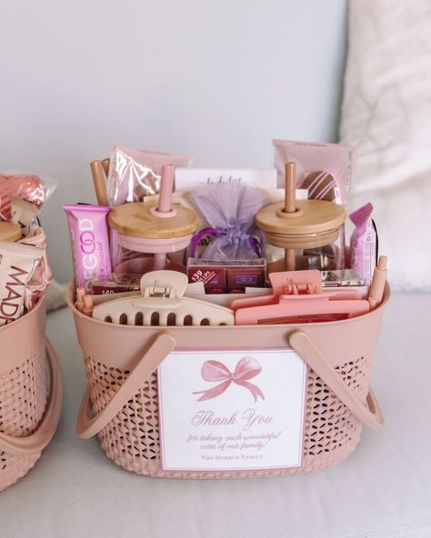 Spa Birthday Gift Basket, Gift Basket Ideas For Women Self Care, Just Because Baskets For Her, Dama Gifts Cute Ideas, Cute Gifts Baskets, Salon Gift Basket Ideas, Give Away Basket Ideas, Thank You Hamper, Birthday Basket For Daughter