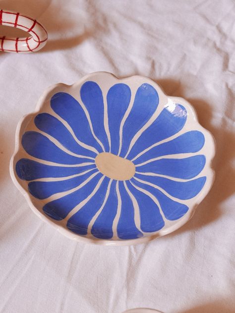 Bowl Painted Pottery, Potter Painting Bowl, Hand Painted Bowls Ceramics, Handmade Pottery Painting Ideas, Small Plate Pottery Painting, Plates Ceramic Pottery, Ceramic Acrylic Painting, Glaze Bowl Ideas, Small Bowl Pottery Painting