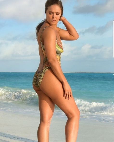 10 Hot Photos Of Ronda Rousey's Ass - PWPIX.net Ronda Rousey, Ronda Rousey Swimsuit, Ronda Rousey Hot, Female Crossfit Athletes, Rhonda Rousey, Rowdy Ronda, Ufc Fighters, Swimsuit Edition, Wwe Female Wrestlers