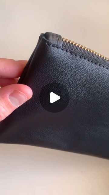 Made | Sarah Black on Instagram: "Part 2 🤐 Sewing fabric to 1 zipper end.

I'm using a leather bag that I make often in my shop for this example. This method is very common for fabric bags with separate outside and lining pieces.

What makes this different than the sewing in Part 1 is that the fabric/leather hugs around the end of the zipper and leaves a small gap when you finish sewing the bag.

I hope this one made sense 🤞🏽🤞🏽

And I hope it's a helpful method for both leather and fabric makers 🙏🏽

Lmk what you think!" Couture, Tela, Sarah Black, Sew Zipper, Diy Leather Bag, Leather Diy Crafts, Tote Bags Sewing, Leather Crafts, Sewing Leather