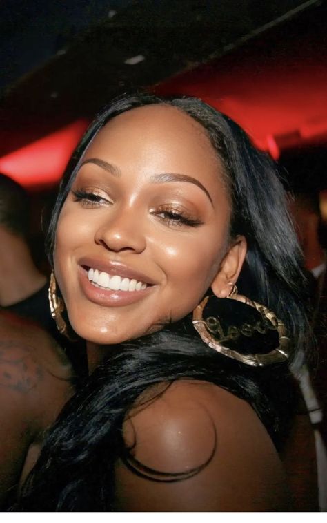 Megan Good 2000s, 2000s Makeup Looks, 90s Makeup Look, Megan Good, 2000s Makeup, Brunette Aesthetic, Makeup Hacks Videos, Breezy Chris Brown, Meagan Good