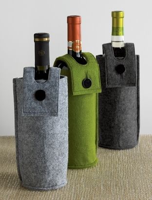 What a great way to gift a bottle of wine! Oh, the possibilities... Wine Sleeve, Wine Bottle Gift Bag, Felt Case, Wine Bottle Bag, Wine Bottle Covers, Bottle Wrapping, Creative Gift Wrapping, Small Sewing Projects, Ideas Creativas