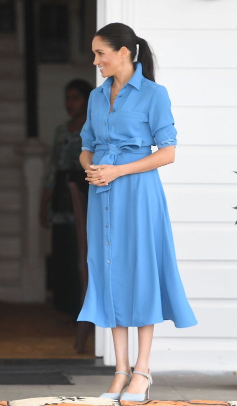 Meghan Markle Work Outfit Idea: A Mid-Length Shirt Dress and Heels Meghan Markle Dress, Estilo Meghan Markle, Princ Harry, Meghan Markle Outfits, Duchess Meghan, Princess Meghan, Meghan Markle Style, Stil Inspiration, Royal Style