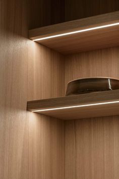 Modern Floating Shelves With Led Lights, Down Lights Kitchen, Led Lights On Floating Shelves, Led Lighting Shelves, Kitchen Shelf Light, Shelving Lighting Ideas, Bookshelf Led Lighting, Library Shelf Lighting, Under Bar Lighting