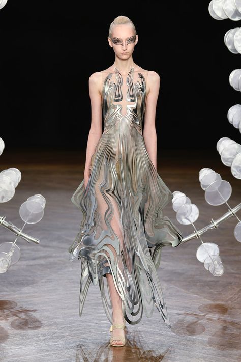 Futuristic Runway Fashion, Iris Van Herpen Runway, Iris Van Herpen Dress, Iris Van Herpen 2019, Gucci Haute Couture, Futuristic Couture, Iris Van Herpen Sensory Seas, Gucci Couture, Italian Couture