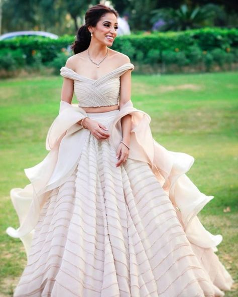 Bridal Wear Trends Which Will Be Big in 2020! Gowns Dresses Indian Party Wear, Gowns Dresses Indian, Pengantin India, Indian Wedding Gowns, Wedding Lehenga Designs, Bridal Lehenga Collection, Designer Bridal Lehenga, Traditional Indian Outfits, Indian Bridal Dress