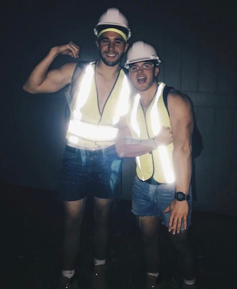 Halloween Costume Ideas College Guys, Costume Party Ideas Outfits Men, Guys Halloween Costumes College, Single Men Halloween Costumes, Simple Male Halloween Costumes, Easy Guy Halloween Costumes Last Minute, Halloween Costumes Men College, College Halloween Costume Ideas Guys, Halloween Costumes Guys College