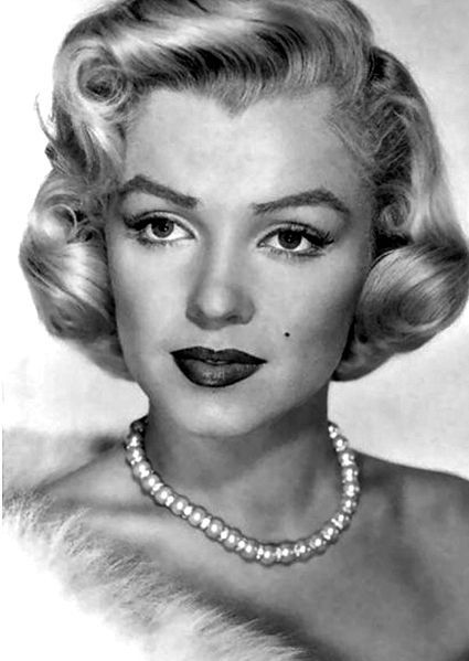 Marilyn Monroe was abandoned by her widowed mother, and she spent much of her childhood in foster homes. Norma Jean, Marilyn Monroe Fotos, Marilyn Monroe Portrait, Marilyn Monroe Art, Joe Dimaggio, Marilyn Monroe Photos, Art Portraits, Marylin Monroe, Foto Vintage