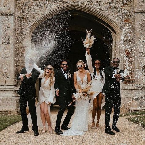 Bridesmaid And Groomsmen Photos, Wedding Champagne Spray, Champagne Spray Wedding Photo, Bridesmaid And Groomsmen Pictures, Bridesmaids Poses, Katb Ketab, Champagne Spray, Modern Luxury Wedding, Formal Photos