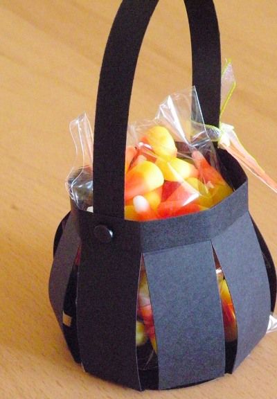 Need the perfect bag to store all that candy? Check out these easy DIY Halloween Treat Bags for kids to make and take Trick o Treating with their friends! Diy Halloween Activities, Sac Halloween, Halloween Treat Bags Diy, Halloween Treat Holders, Dulceros Halloween, Dekorasi Halloween, Dulces Halloween, Diy Halloween Treats, Bonbon Halloween