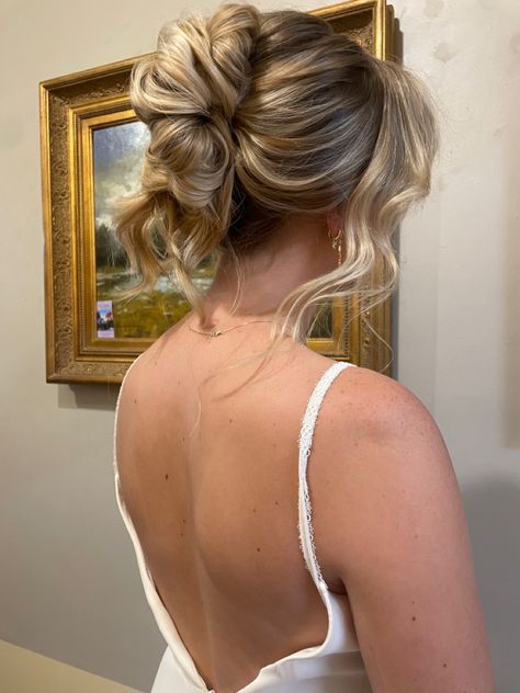 Bridal Updo With Tendrils, French Twist Updo Bridesmaid, Boho French Twist Updo, Red Carpet Messy Bun, Swept Back Bridal Hair, Bridal Hair French Twist With Veil, Modern Hair Updo Classy, Messy Bun Face Framing, Clean Wedding Hair Updo