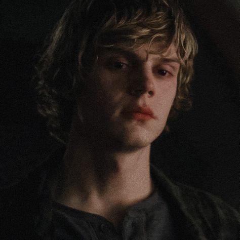 ⛧ tate langdon (evan peters) american horror story icon ⛧ Evan Peters Shirtless, Tate Langdon Aesthetic Icon, Tate Ahs, Kyle Spencer, Ahs Characters, Evan Peters American Horror Story, Story Icon, Tate And Violet, Wavey Hair