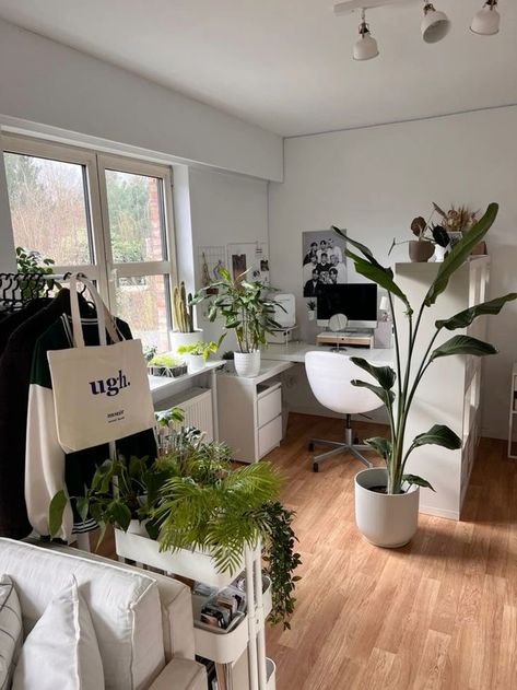 Cozy Bedroom Aesthetic Plants, Minimalistic Bedroom Plants, Room Inspiration Bedroom Plants, Minimalist Plant Living Room Aesthetic, Black And Plants Bedroom, Room Inspo Plants Minimalist, Cozy Rooms With Plants, Room Inspo Aesthetic Plants, Plant Cozy Room