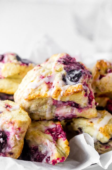 Essen, Mixed Berry Scones Recipe, Mixed Berry Scones, Mixed Berry Recipes, Berry Scones Recipe, Mixed Berry Dessert, Fluffy Scones, Mixed Berry Muffins, Berry Scones