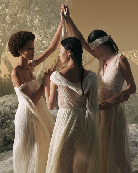Resort 2022 // Dior Ancient Greece Fashion, Dior Photoshoot, Ancient Greek Clothing, Ancient Greece Aesthetic, Dior Cruise, Greece Fashion, Dior Girl, Captive Prince, The Three Graces