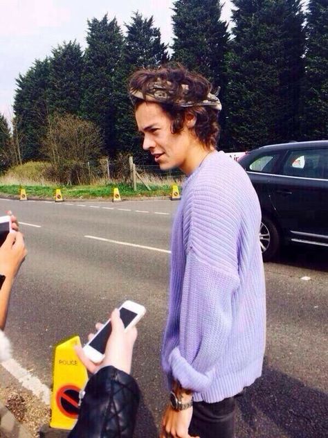 harry styles - imagines - The Important Things Always Go Forgotten. - Wattpad Harry Styles Green, Harry Styles Sweater, Catching Feelings, Green Bandana, Purple Jumpers, Harry Outfits, Harry Styles 2013, Lavender Sweater, Harry Styles Imagines
