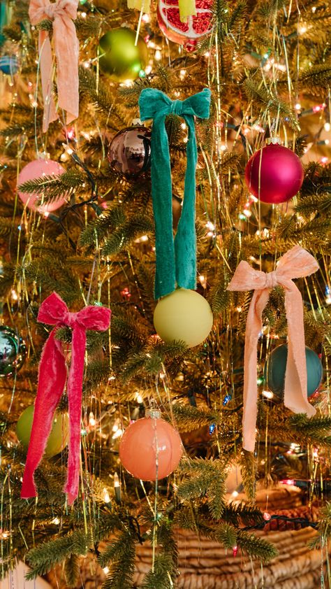 Colorful Tinsel Tree, Boho Christmas Decor Colorful, Retro Pink Christmas Tree, Christmas Tree Nostalgic, Ribbon And Tinsel On Christmas Tree, Modern Cottage Christmas, Bright Vintage Christmas, Bright Colorful Christmas Tree, Christmas Decor Ideas Bright Colors