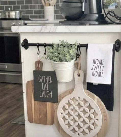 Kitchen Wall Behind Table, Small Kitchen Setup Ideas, Kitchen Towel Bar Decor, Farmhouse Top Of Cabinet Decor, Modern Farmhouse Kitchen Design Ideas, Small Vintage Kitchen Ideas, How To Organize A Kitchen, Kitchen Island Towel Bar, Kitchen Gallery Wall Ideas