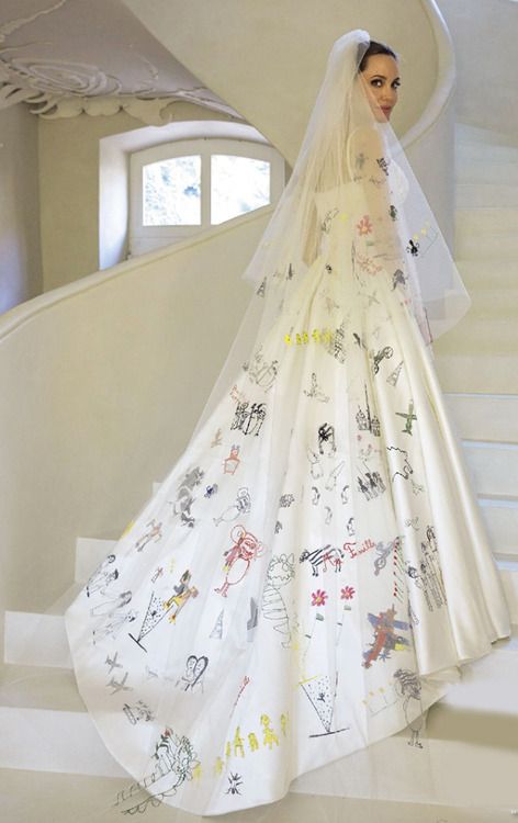 Creative Bridal Fashion: Angelina Jolie’s Official Versace wedding dress and veil were decorated with her children’s artwork. Versace Wedding Dress, Angelina Jolie Wedding Dress, Angelina Jolie Wedding, Brad And Angelina, Brad Pitt And Angelina Jolie, Celebrity Bride, Iconic Weddings, Wedding Guest Book Unique, Celebrity Wedding Dresses