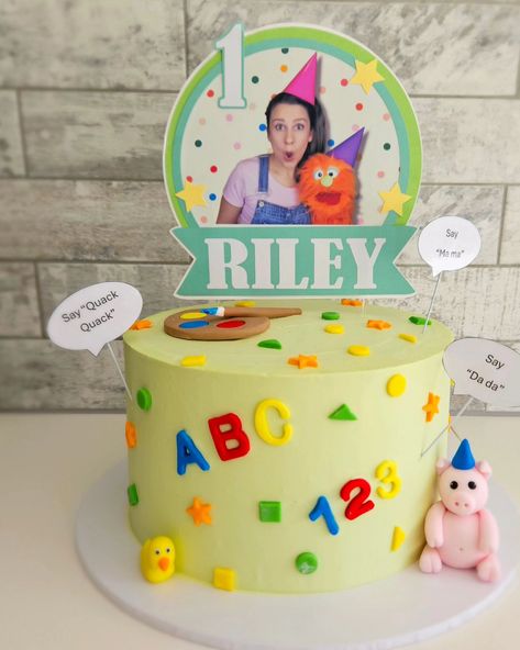 Ms. Rachel cake for dear Riley's 1st birthday. Custom topper by Fun Cakes & Crafts 8 inch 2 x layer chocolate cake with handmade fondant decorations to make it extra special 😍 Ms Rachel Birthday Cake, Ms Rachel Cake, One Year Birthday Cake, Miss Rachel, Layer Chocolate Cake, Ms Rachel, Boys 1st Birthday Cake, Bento Cakes, One Year Birthday