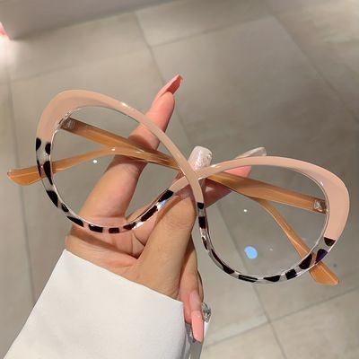 Classy Glasses, Glasses Fashion Women, Stylish Eyeglasses, Glasses Makeup, Oval Eyeglasses, Fashion Eye Glasses, Moda Retro, Computer Glasses, Stylish Glasses