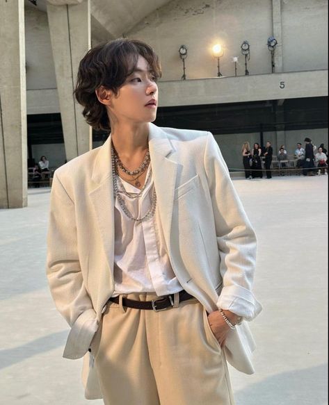 Lawyer Fashion Male, Cream Formal Outfit Men, Elegant Guy Outfits, Formal Outfit Inspo For Men, Fruity Guy Outfits, Korean Suit Men Aesthetic, Kpop Formal Outfit Men, Kpop Fancy Outfits, Expensive Male Outfits