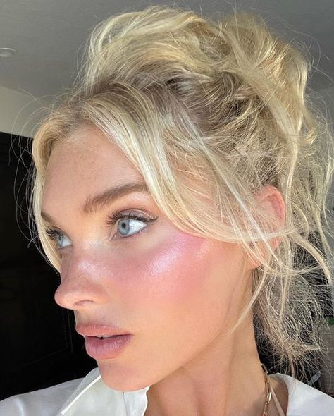 Who What Wear on Instagram: "Coquette makeup is all over our FYP right now – characterized by fresh pink and rose hues and a soft, radiant glow. See which beauty products are key to achieving this romantic look at the link in bio. 🎀 photos: @hoskelsa @emmanuellek_ @sarahhsol @mishti.rahman" Mishti Rahman, Ballerina Makeup, Fresh Makeup Look, Coquette Makeup, Angel Makeup, Romantic Makeup, Rose Makeup, Fresh Makeup, Summer Makeup Looks