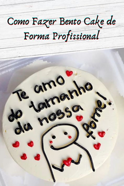 Nessa época do ano que tal aprender a fazer esse bolo "Bento Cake" super tendência e poder lucrar com isso?Aqui está o melhor curso Bento Cake do mundo. |bento cake namorados |Bento cake engraçados |Bento cake aniversário como fazer |Bolo bento cake como fazer |Como fazer o desenho do bento cake Ideias Bento Cake Aniversario, Bento Cake Casal, Frases Bento Cake, Bento Cake Aniversario, Bolo Bento Cake, Mini Bolo, Bento Cake, Diy Cookie, Cake Boss