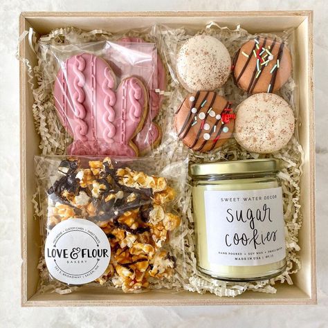 Cookies In A Box Gift, Gift Box Candy Ideas, Treat Gift Basket Ideas, Christmas Dessert Boxes Ideas, Christmas Cookie Gift Box Ideas, Christmas Dessert Box Gift Ideas, Christmas Goodie Box Ideas, Pastry Gift Box Ideas, Christmas Cookies Gift Box Ideas