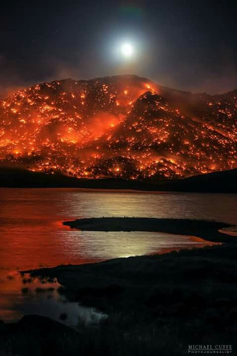 Prayers for the Kern River Valley. In June 2016 a wild fire ripped through the mountain community of Lake Isabella. We survived the #Erskinewildfire Natural Disasters, Amazing Nature, Lakes In California, California Wildfires, Wild Fire, Moon Rise, Forest Fire, Belle Photo, Nature Beauty
