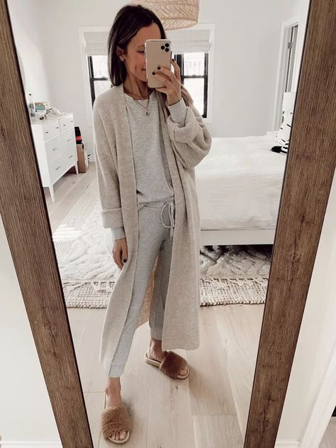 Ribbed Knit Lounge Set, Casual Winter Lounge Outfits, Trendy Mom Dresses, Cute Leisure Outfits Fall, Cozy Winter Loungewear, Neutral Comfy Outfit, Cozy Mom Outfits, Spa Outfit Day Clothes, Classy Loungewear Outfit