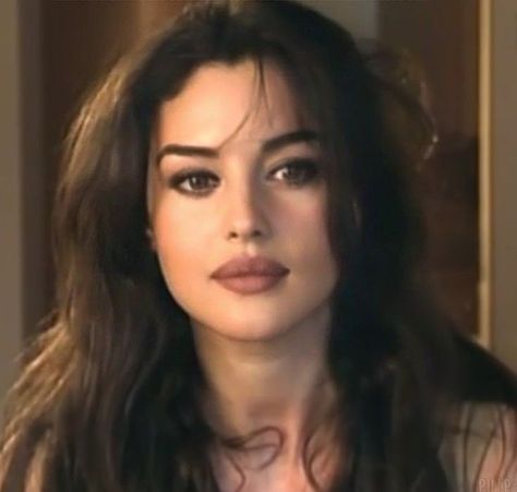 Belluci Monica Style, Monica Belluci Icon, Monica Belluci Makeup 90s, Nose Job Before And After Front View, Monica Belluci Makeup Look, Maty Huitrón, Monica Belluci Face, 90s Monica Bellucci, 90s Model Makeup