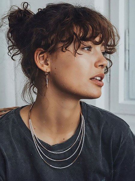 Drawing Hair, Vivi Koenig, Woman With Curly Hair, Change Hair, Curly Bangs, Hair Instagram, How To Style Bangs, Makeup Salon, Curly Hair With Bangs