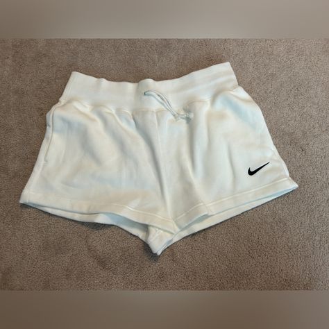 New With Tags Size Large Nike Sweat Shorts Sweatshorts Outfits, Nike Sweat Shorts, Sweatpant Shorts, Thrift Clothes, Girls Nike Shorts, Thrifted Outfits, Sweatpants Shorts, White Nike, Hair Clothes