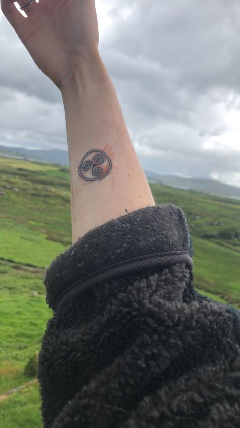 Celtic Swirl Tattoo, Celtic Spiral Tattoo, Irish Celtic Tattoos, Ireland Tattoo Ideas, Ireland Tattoos, Celtic Aesthetic, Celtic Tattoo Irish, Triskelion Tattoo, Gaelic Tattoo
