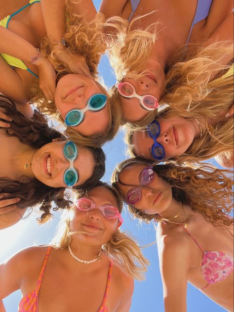 #friends #summer #group #inspo #beach Summer Instagram Pictures, Girls Beach Trip, Friend Group Pictures, Beach Week, Beach Instagram Pictures, Insta Poses, Summer Picture Poses, Summer Pics, Beach Pictures Friends