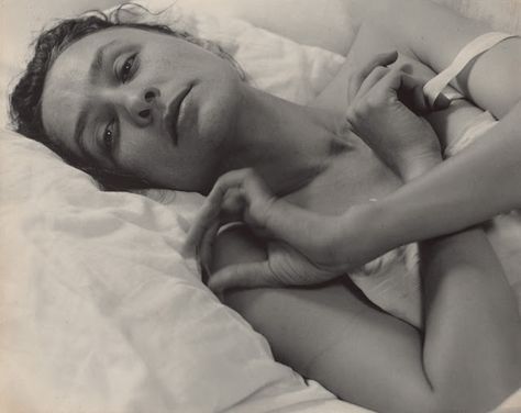 30 Gorgeous Portraits of Georgia O’Keeffe Taken by Alfred Stieglitz From Between the 1910s and 1930s ~ vintage everyday Santa Fe, Alfred Stieglitz, Georgia O'keeffe, Georgia Okeefe, Georgia O Keeffe, Georgia On My Mind, O Keeffe, Night Pictures, New York Art