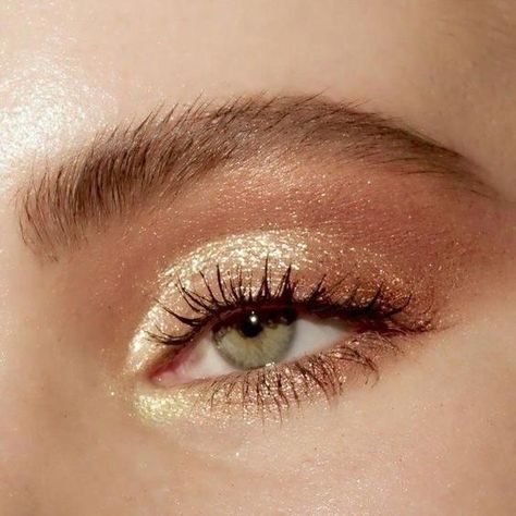 Golden Bronze Eye Makeup, Glowy Shimmery Makeup, Light And Bright Makeup, Gold Eye Shadow Makeup, Prom Eye Shadow, Smoky Gold Eye Makeup, Green Eye Eyeshadow, Shimmery Makeup Looks, Glowy Eye Makeup