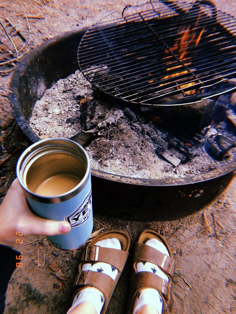 Camping Photography Ideas, Camping Pictures Ideas, Camping Selfie Ideas, Glamping Instagram Pictures, Glamping Photo Ideas, Camping Instagram Story, Camping Selfies, Camping Ig Story, Camping Story Instagram