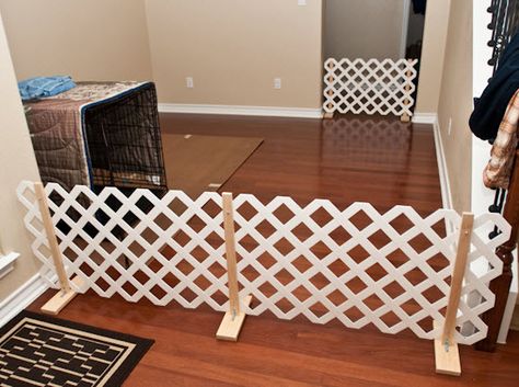 Diy Dog Gate Outdoor, Dog Gate Outdoor, Outdoor House Ideas, Diy Dog Pen, Puppy Gates, Diy Dog Gate, Diy Shelves Bathroom, Diy Baby Gate, Dog Barrier