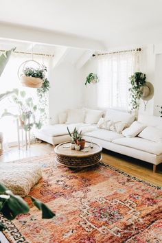 White Couch Living Room, White Couches, Apartment Decoration, Casa Exterior, Lounge Decor, Boho Living Room, Living Room Inspo, Couches Living Room, Home N Decor