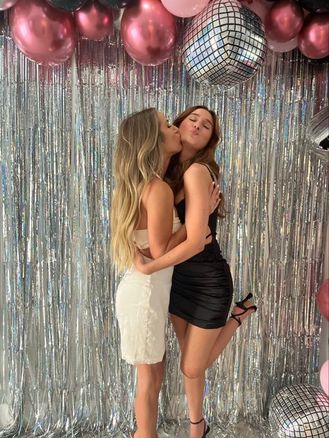 Poses For Bachelorette Party, Bachelorette Party Photo Poses, Bachelorette Party Picture Ideas, 18th Birthday Photo Ideas, Bachelorette Party Poses, Bachelorette Poses, Bachelorette Backdrop Ideas, Bachelorette Pics, Bachelorette Photo Backdrop