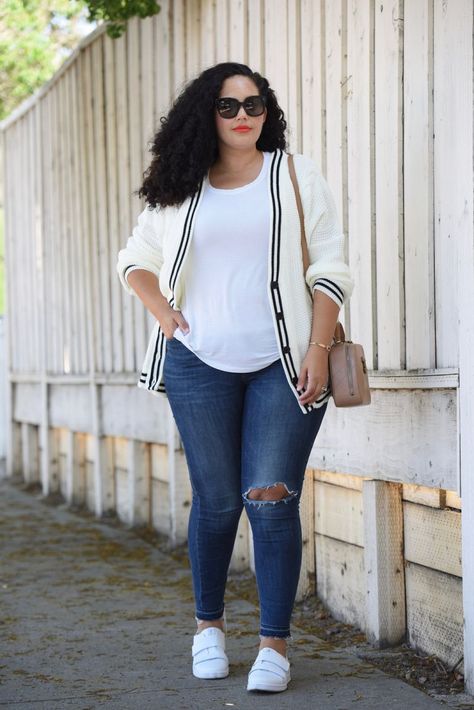 We’ve yet to meet another wardrobe staple as classic and versatile as the crisp, white t-shirt. The outfit possibilities are endless, from Simple Outfits Hijab, Outfit Curvy, Plus Zise, Oversized Fashion, Look Plus Size, Modelos Plus Size, Rock Outfit, Mode Jeans, Looks Plus Size