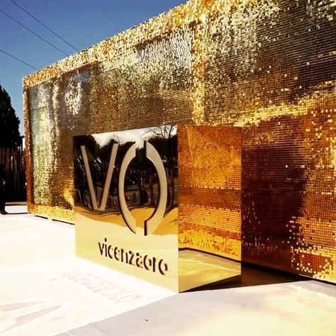 Gold Event Design, Events Backdrop, Gold Shimmer Wall, Candlelight Concert, Gold Installation, Club Entrance, Shimmer Wall Backdrop, Idea Business, Glitter Backdrop