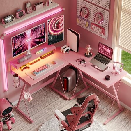 The Bestier L-shaped gaming and office desk, in an attractive pink carbon fiber finish, is the perfect addition to any gaming or office setup. This pink computer desk is not only stylish but also functional. Ideal for girl gamers, this pink gaming desk is designed to meet all gaming needs, providing an optimal gaming experience. Its L-shaped design fits perfectly into corners, saving space while offering ample room for all your electronic devices. The pink desk features a removable monitor stand Pink Office Space, Laptop Photos, Small Corner Desk, Gaming Corner, Galaxy Flip, Chambre Inspo, Office And Bedroom, Pink Desk, Gamer Room Decor