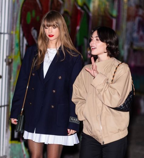 taylor swift and gracie abrams Taylor Swift New York, Taylor Swoft, Selena And Taylor, Melanie Griffith, Best Friend Poems, Estilo Taylor Swift, Gracie Abrams, Nicolas Cage, Taylor Swift Hair