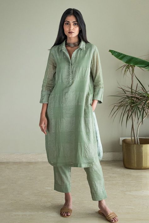 Green shirt kurta with zari jamdani checkered in silver zari woven motifs. Paired with pant. Components: 2 Pattern: Woven Type Of Work: Zari, checkered Neckline: Collar Sleeve Type: Three quarter Fabric: Kurta: Zari Jamdani Checks Muslin, Lining: Shantoon Color: Green Other Details:  Side pockets Embroidered placket Front concealed button placket Rounded hem Attached lining Note: Necklace worn by the model is not for sale Disclaimer: The fabric, color and texture of the final garment might have Shorshe Clothing, Collar Kurti, Kurtha Designs, Stylish Kurtis Design, A Line Kurti, Kurta Patterns, Green Checkered, Simple Kurta Designs, Kurta Style