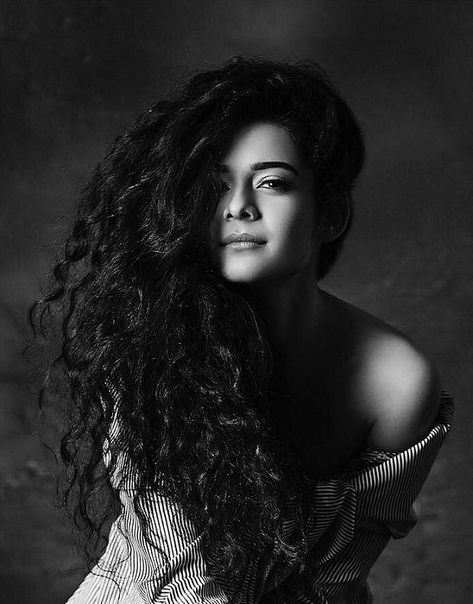 27 Photos Of Beautiful And Charming Mithila Palkar That Has Caught Our Attention Humour, Curly Hair Model, Cup Song, Mithila Palkar, Generation Gap, Curly Hair Drawing, Nice Hair, Song Video, Gorgeous Ladies